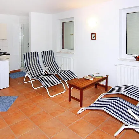 Appartementhaus In דירה *